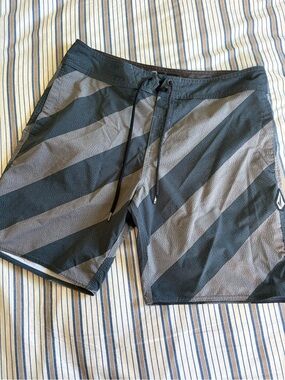 VOLCOM QUARTA STATIC MOD 19" BOARDSHORTS | Size 34